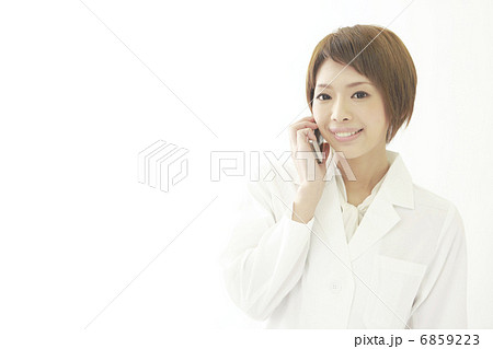 携帯電話で話す　医師または薬剤師又は研究員 6859223