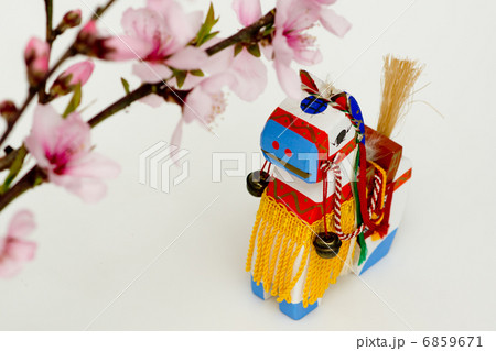 正月素材_　馬と桃の花 6859671