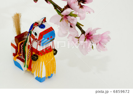 正月素材_　馬と桃の花 6859672