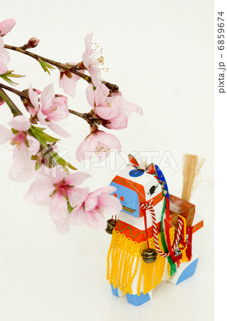 正月素材_　馬と桃の花 6859674