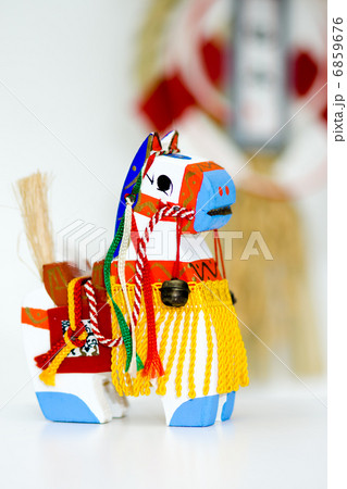 正月素材_　馬と正月飾り 6859676