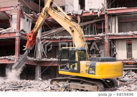 重機によるビルの解体工事 重機によるビルの解体工事 6859896