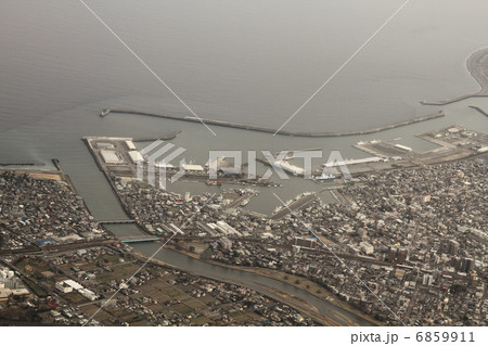 静岡県の焼津漁港を空撮 6859911