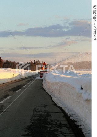 冬の除雪風景 冬の除雪風景 6860976
