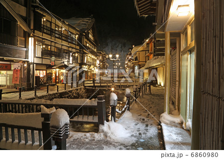 冬の銀山温泉 6860980