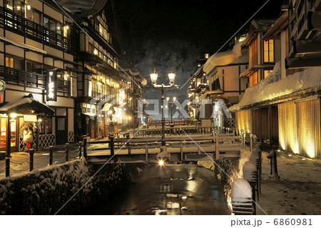 夜の銀山温泉 6860981