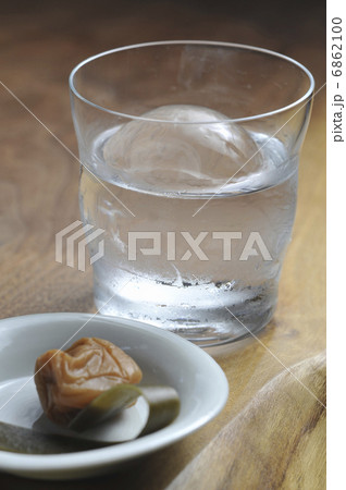 梅干し焼酎のロック 6862100