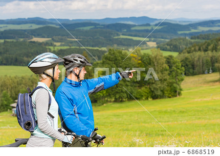 Pointing cyclists couple on summer weekend nature 6868519