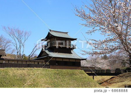 逆井城跡公園　逆井城二層櫓と桜－逆井にて 6868888