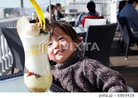 パフェを食べる子供 6869436
