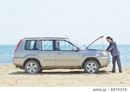 Man with car on seaside 6870359
