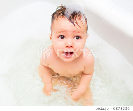 Little baby splashing in bath Little baby splashing in bath 6873236