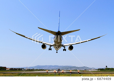風のなかのLanding 6874409