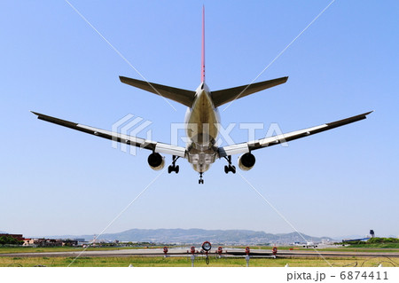 Final approach 6874411