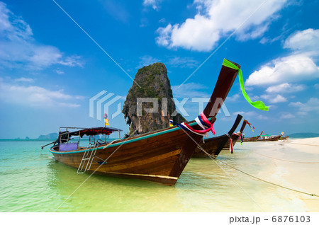 Tropical beach landscape. Thai traditional long tail boats 6876103