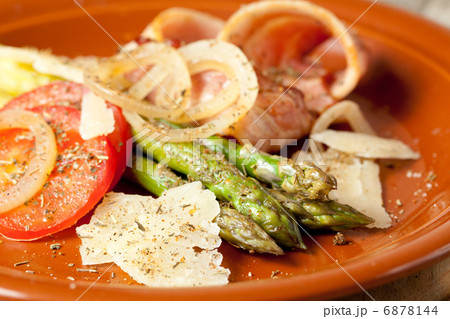 Grilled asparagus with ham and cheese 6878144