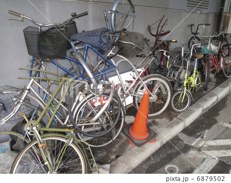 自転車の不法投棄の写真素材