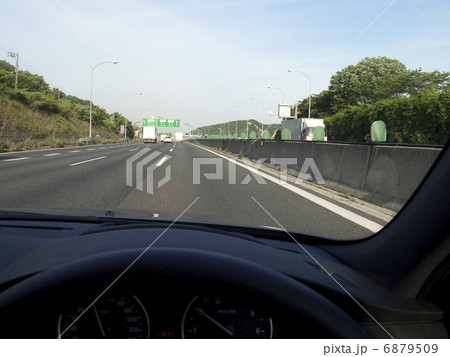 高速道路のトンネル入口 6879509