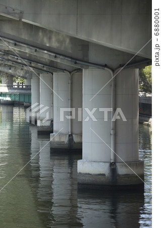 高速道路の橋脚 高速道路の橋脚 6880001