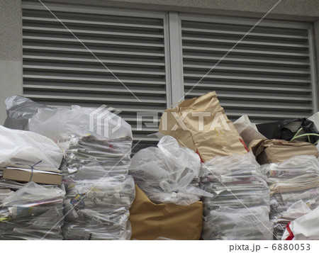 新聞雑誌のゴミ 6880053