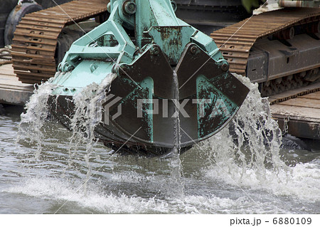 土木工事の重機 6880109