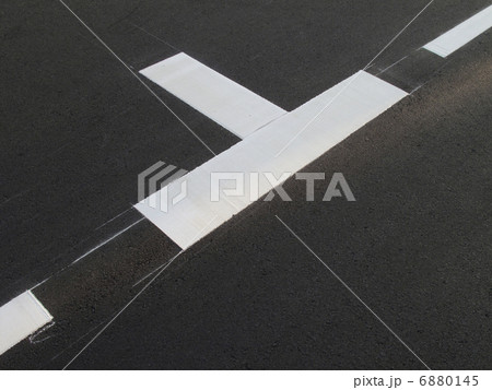 道路の白線 6880145