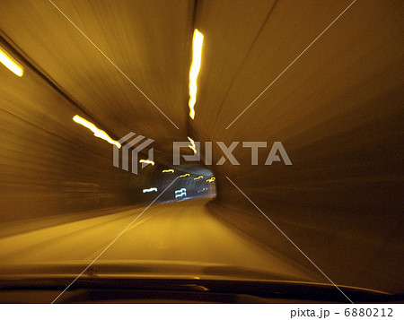 高速道路のトンネル 6880212