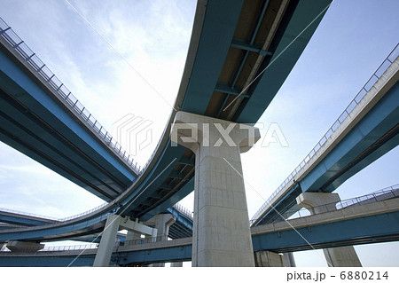 高速道路の支柱 6880214