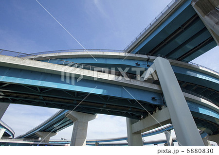 高速道路の支柱 6880830