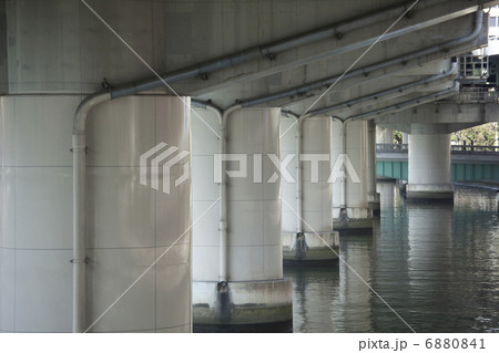 高速道路の橋脚 6880841