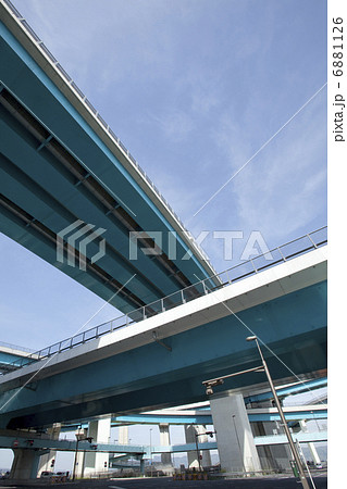 高速道路の支柱 6881126