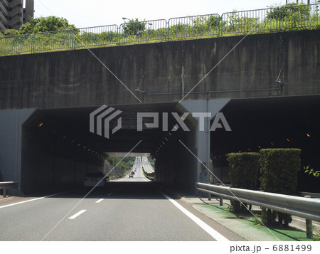 高速道路の立体交差 6881499