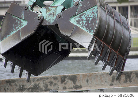 土木工事の重機 6881606