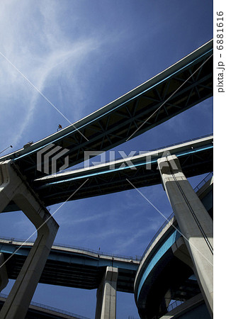 高速道路の支柱 6881616