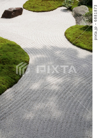 苔と白砂の石庭 6881873