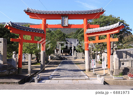 四国霊場第79番札所「天皇寺」正面の三輪鳥居、奥は白峰宮（崇徳天皇社） 6881973