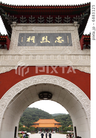 「国民革命忠烈祠」の大門牌楼越しに見る見る衛兵交代 6883125