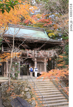 秋の四国霊場第番札所 大窪寺 紅葉の山門とお遍路さんの写真素材