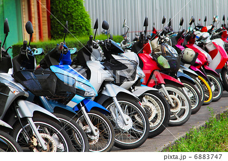 Many motobikes Many motobikes 6883747