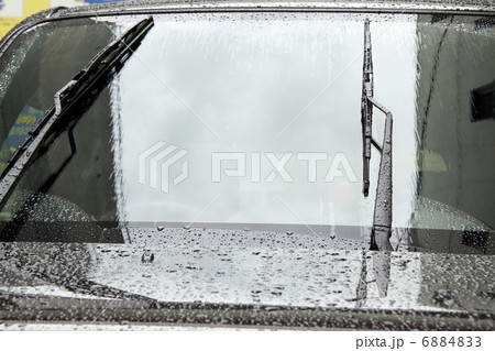 雨に濡れた自動車 6884833
