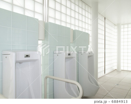 清潔な公衆トイレ 6884913