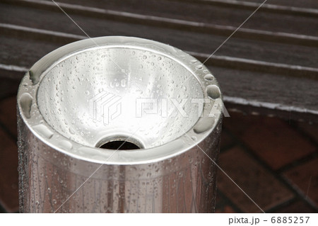雨に濡れた灰皿 6885257