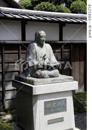 緒方洪庵の座像 6885258