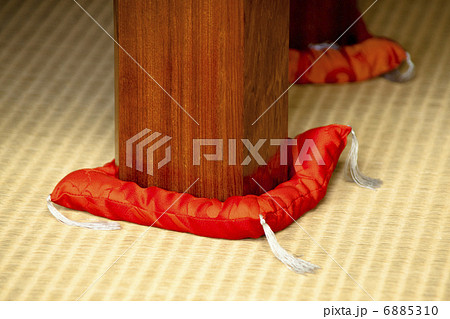 卓脚の蒲団 6885310