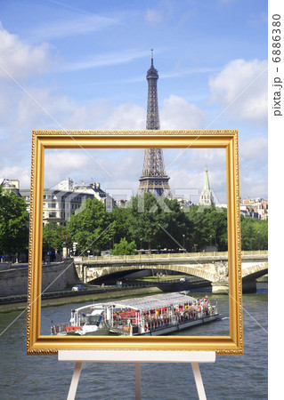 イーゼルとパリ合成 6886380