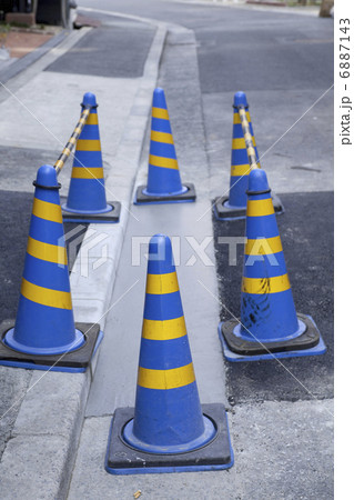 道路工事のパイロン 6887143