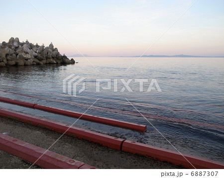 夕暮れの海 6887307