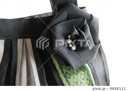 畳の縁の鞄とチャーム 6888112