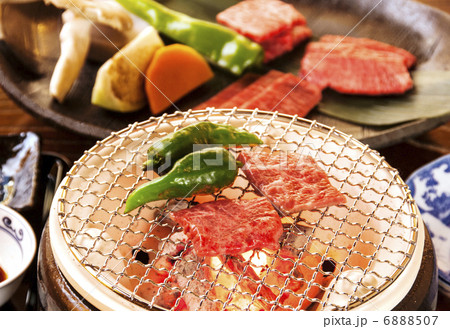 炭火焼き肉 七輪で焼く和牛焼き肉 イメージ素材 炭火焼き肉 七輪で焼く和牛焼き肉 イメージ素材 6888507