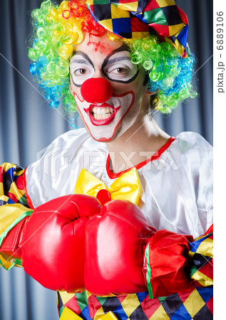 Clown with boxing gloves Clown with boxing gloves 6889106